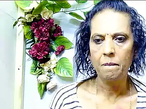 Snapshot of Hot_queen58 chatting on 06-11-26, 03:48 Hot queen58 online show from 06-11-26, 03:48