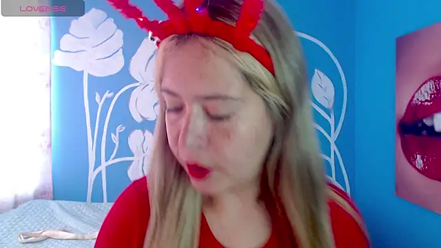 Snapshot of CamilleRouge chatting on 03-04-26, 07:31 CamilleRouge online show from 03-04-26, 07:31