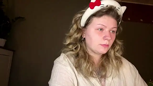 Snapshot of YoungAlina chatting on 04-15-26, 10:32 YoungAlina online show from 04-15-26, 10:32