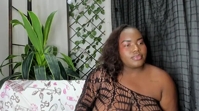 Snapshot of sophie_blake1 chatting on 06-06-26, 12:43 sophie blake1 online show from 06-06-26, 12:43