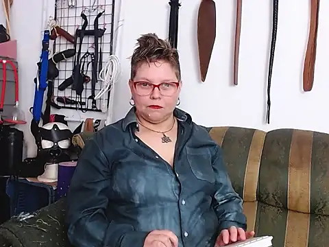 Leah R online show from 03-26-26, 02:11