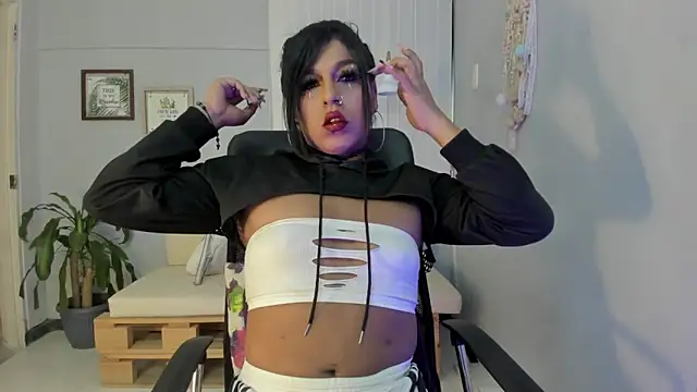 Nahomy Collins  online show from 03-24-26, 07:30