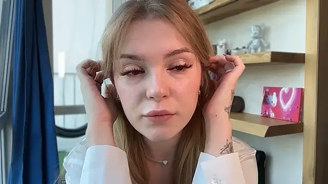 cyberl0ve  online show from 06-18-26, 10:30