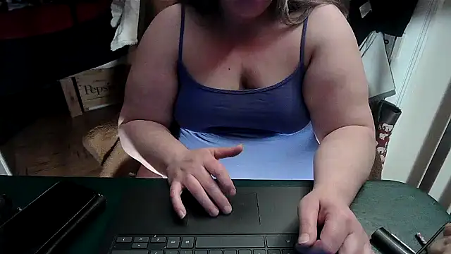 Snapshot of smalltowntrouble chatting on 04-14-26, 01:22 smalltowntrouble online show from 04-14-26, 01:22