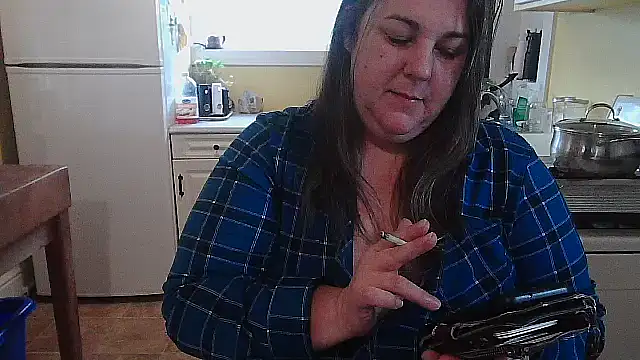 Snapshot of smalltowntrouble chatting on 04-15-26, 01:40 smalltowntrouble online show from 04-15-26, 01:40