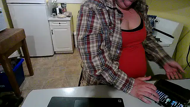 Snapshot of smalltowntrouble chatting on 05-24-26, 01:43 smalltowntrouble online show from 05-24-26, 01:43