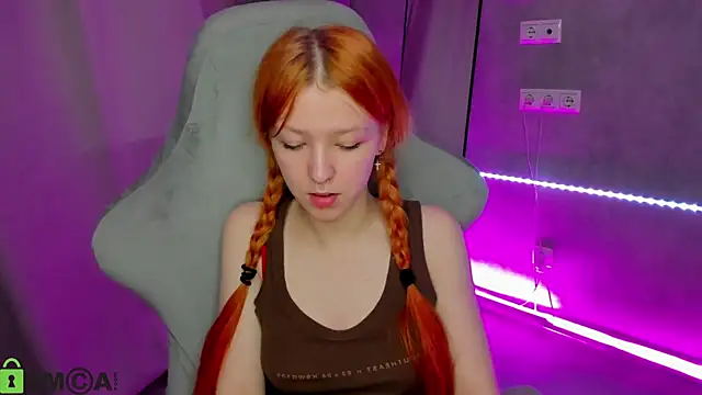 Snapshot of Emma_Dusk chatting on 05-20-26, 12:39 Emma Dusk online show from 05-20-26, 12:39