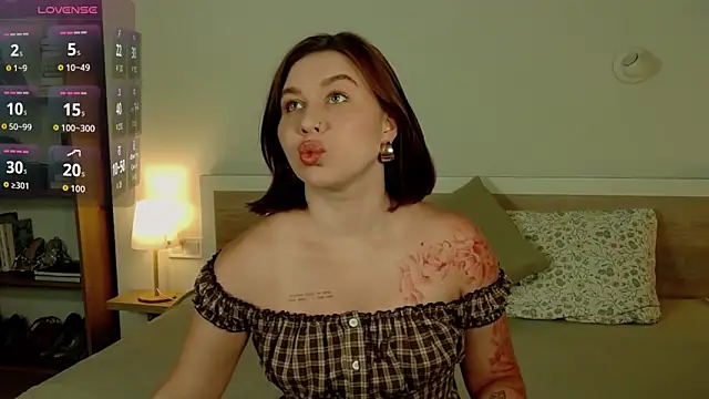 Snapshot of HermioneMoon chatting on 06-14-26, 10:28 HermioneMoon online show from 06-14-26, 10:28