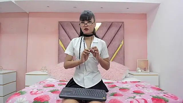 Snapshot of chloe_larson chatting on 03-11-26, 11:16 chloe larson online show from 03-11-26, 11:16