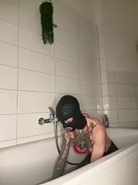 SkinnyLilly online show from 04-29-26, 07:20