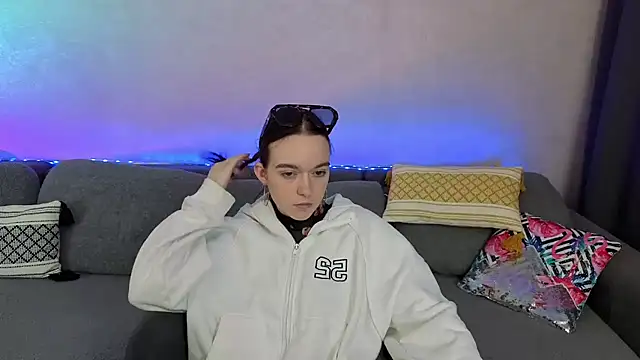 Snapshot of SunyLily chatting on 05-16-26, 06:10 SunyLily online show from 05-16-26, 06:10