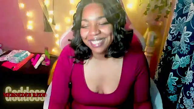 Snapshot of Goddess_MercedesRedd chatting on 05-03-26, 01:39 Goddess MercedesRedd online show from 05-03-26, 01:39