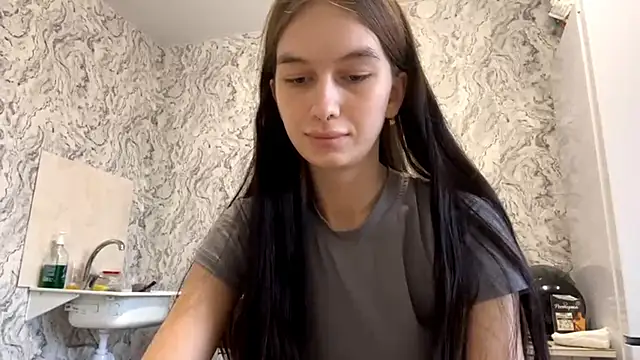 LaraDraggoo online show from 04-28-26, 03:17