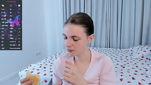 ErinnPieloch online show from 04-05-26, 07:33