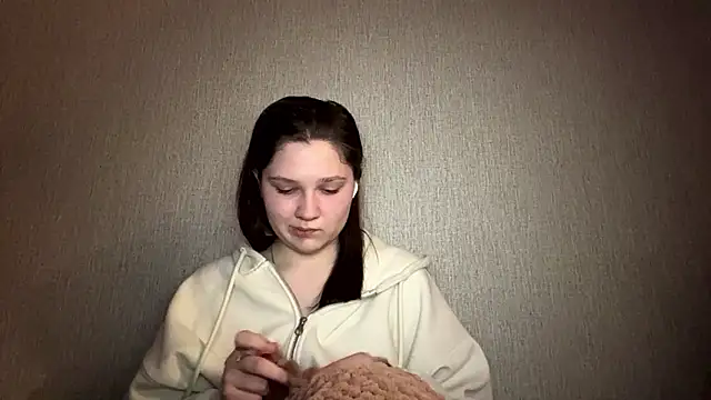 Snapshot of Emmiebutwihu chatting on 03-12-26, 08:04 Emmiebutwihu online show from 03-12-26, 08:04