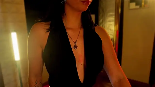 Snapshot of EroticMaze chatting on 05-20-26, 11:33 EroticMaze online show from 05-20-26, 11:33