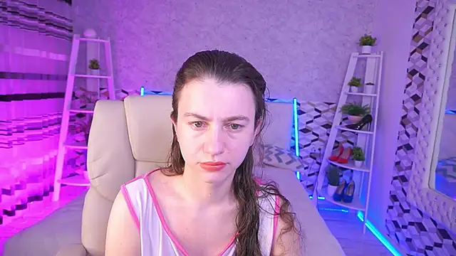 Snapshot of LittleJulii chatting on 05-27-26, 04:09 LittleJulii online show from 05-27-26, 04:09