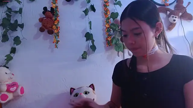Snapshot of Draculaura_X chatting on 05-03-26, 01:55 Draculaura X online show from 05-03-26, 01:55