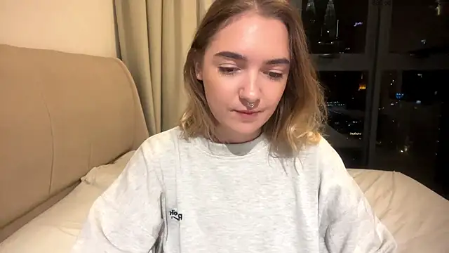 Snapshot of RoxyWet chatting on 05-19-26, 02:12 RoxyWet online show from 05-19-26, 02:12
