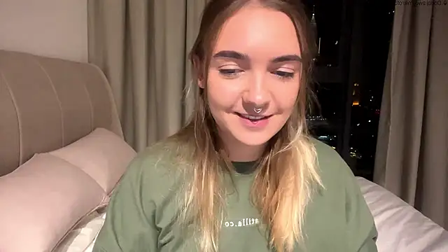 Snapshot of RoxyWet chatting on 05-22-26, 02:33 RoxyWet online show from 05-22-26, 02:33