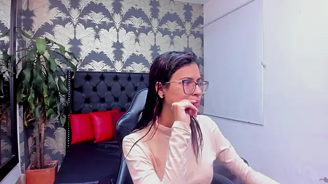 Snapshot of Emily_Lopera chatting on 04-30-26, 02:45 Emily Lopera online show from 04-30-26, 02:45