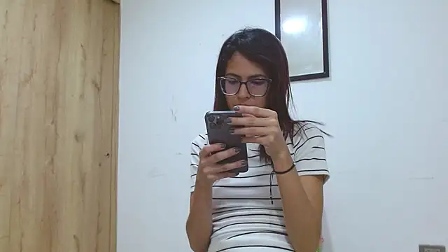 Snapshot of Emily_Lopera chatting on 05-20-26, 06:47 Emily Lopera online show from 05-20-26, 06:47