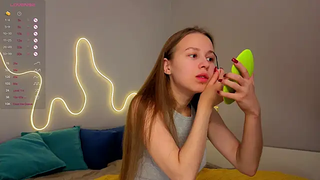 Snapshot of Emma_dream_ chatting on 06-14-26, 01:47 Emma dream online show from 06-14-26, 01:47