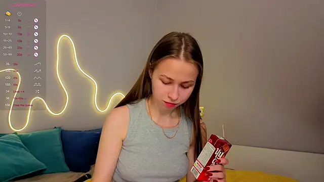 Snapshot of Emma_dream_ chatting on 06-14-26, 02:24 Emma dream online show from 06-14-26, 02:24