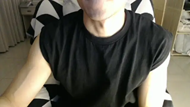 Snapshot of Kent6828 chatting on 05-12-26, 02:14 Kent6828 online show from 05-12-26, 02:14