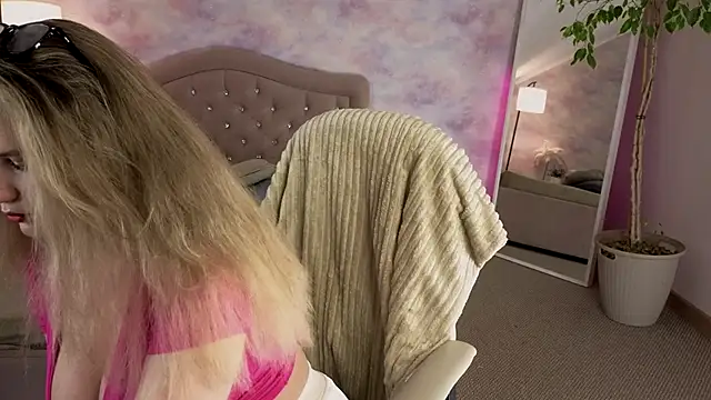 Amaliya Evans online show from 05-13-26, 02:58