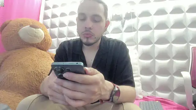 Snapshot of Bry__ chatting on 04-22-26, 03:35 Bry online show from 04-22-26, 03:35