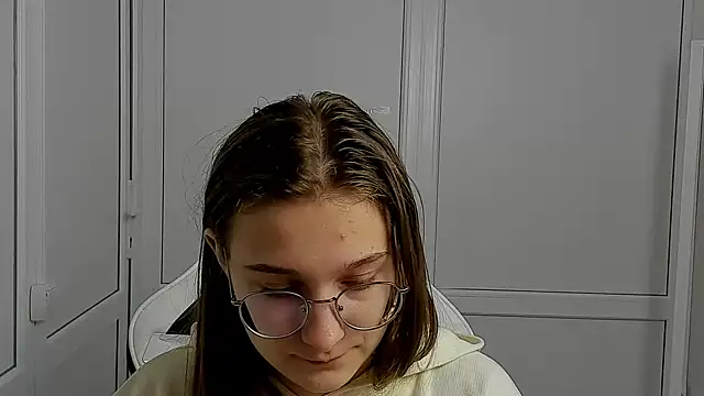 Mia kristal online show from 04-15-26, 07:04