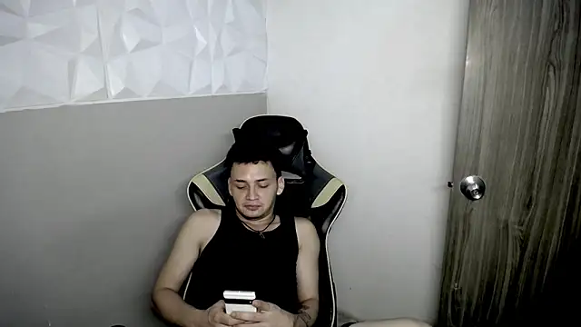 Snapshot of Mathias_twinkk chatting on 04-15-26, 04:30 Mathias twinkk online show from 04-15-26, 04:30