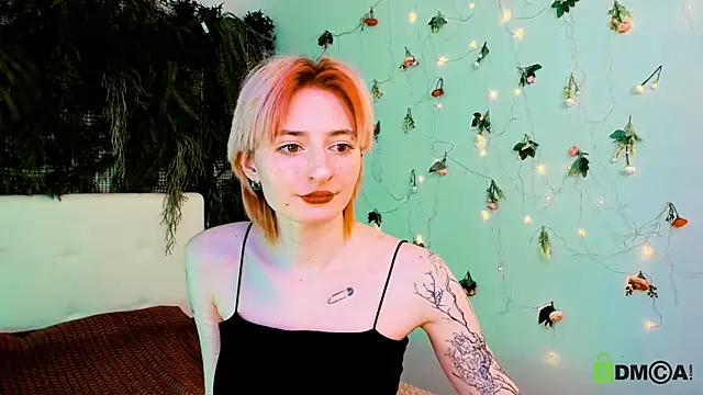 Snapshot of Kira__Cutie chatting on 05-16-26, 12:40 Kira Cutie online show from 05-16-26, 12:40