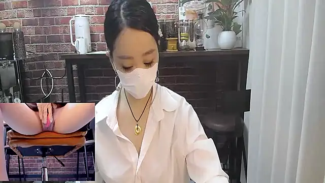Snapshot of Latte-01 chatting on 04-17-26, 02:58 Latte-01 online show from 04-17-26, 02:58