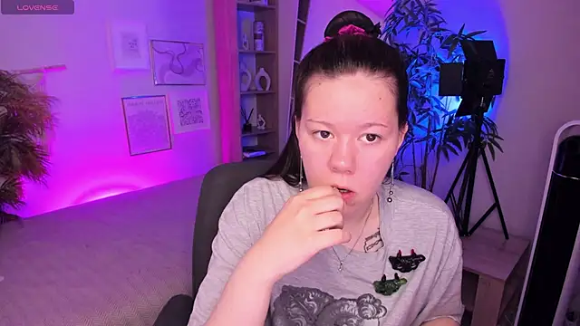 Vanessa ama online show from 05-18-26, 05:24