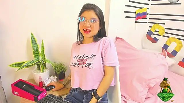 Snapshot of LindaCatalina_ chatting on 06-28-26, 01:17 LindaCatalina online show from 06-28-26, 01:17