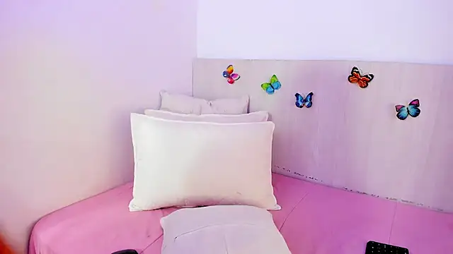 Snapshot of LindaCatalina_ chatting on 07-15-26, 01:16 LindaCatalina online show from 07-15-26, 01:16