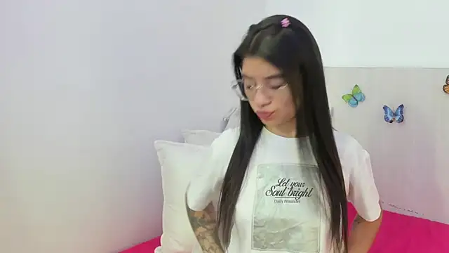 Snapshot of LindaCatalina_ chatting on 07-18-26, 12:53 LindaCatalina online show from 07-18-26, 12:53