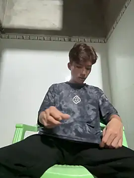 Nguyencuong1999 online show from 05-10-26, 04:34