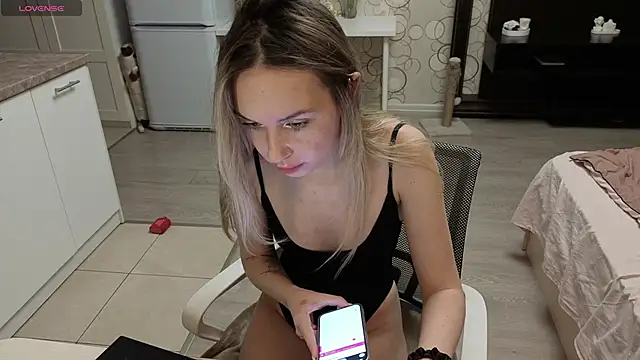 Snapshot of Candy_Loveee chatting on 04-18-26, 06:01 Candy Loveee online show from 04-18-26, 06:01