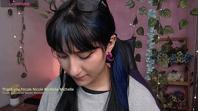 Snapshot of eyes_moonn chatting on 04-11-26, 03:55 eyes moonn online show from 04-11-26, 03:55
