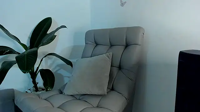 DakotaStills  online show from 04-11-26, 10:41