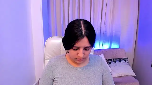 Snapshot of Arihanna_London chatting on 05-28-26, 03:26 Arihanna London online show from 05-28-26, 03:26