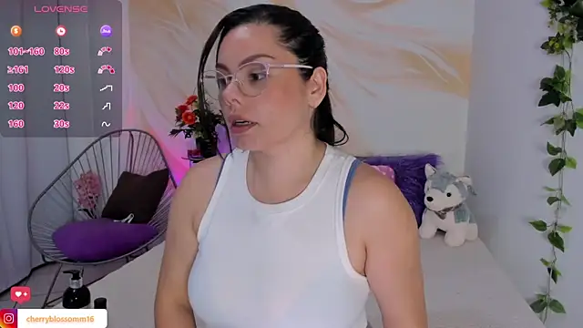 Snapshot of cherryblossomm01 chatting on 04-29-26, 01:43 cherryblossomm01 online show from 04-29-26, 01:43