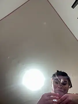 Snapshot of Emmaliz14 chatting on 04-05-26, 11:35 Emmaliz14 online show from 04-05-26, 11:35