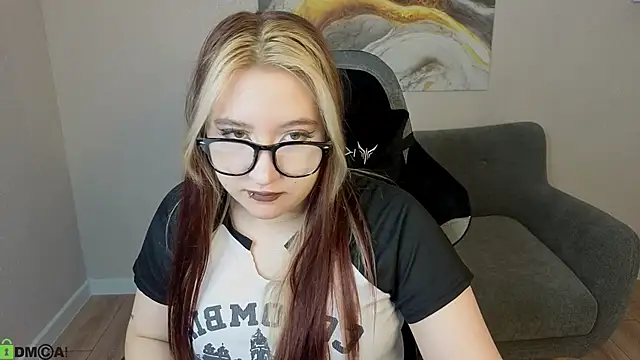 Luna Host online show from 05-10-26, 01:22