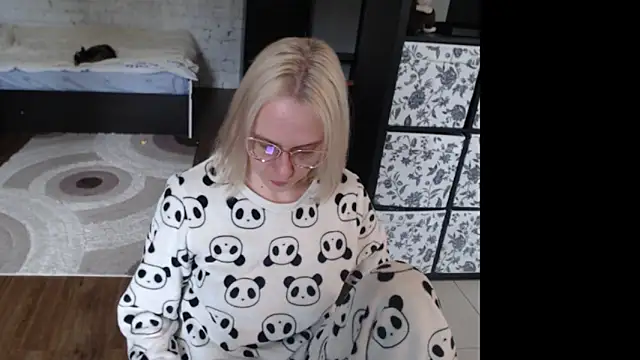 Snapshot of Sweet_hot_shrmp chatting on 04-26-26, 08:23 Sweet hot shrmp online show from 04-26-26, 08:23