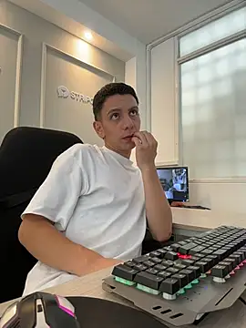 Snapshot of Liam_Fiire chatting on 04-04-26, 04:15 Liam Fiire online show from 04-04-26, 04:15