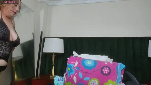 Snapshot of RoxanneSquirt chatting on 05-16-26, 12:18 RoxanneSquirt online show from 05-16-26, 12:18